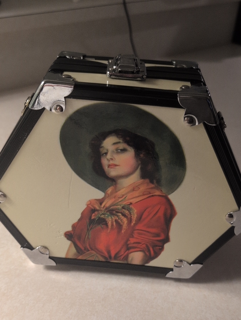 🏇 Vintage-Style Hexagonal Trinket Box with Inside Mirror